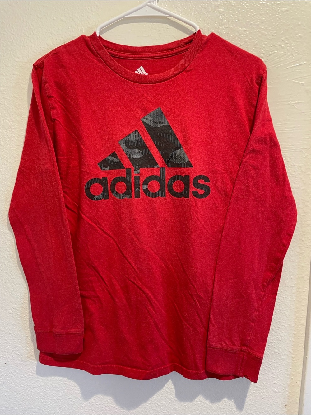 adidas Kids Boys Red Camo Badge of Sport Logo Long Sleeve Graphic Tee Size L